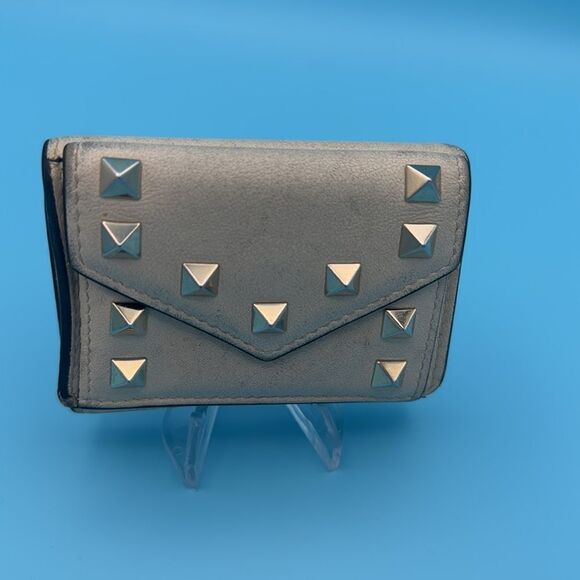 Valentino-Cream Leather Rockstud Trifold Wallet- COA and dust bag included - Picture 1 of 10